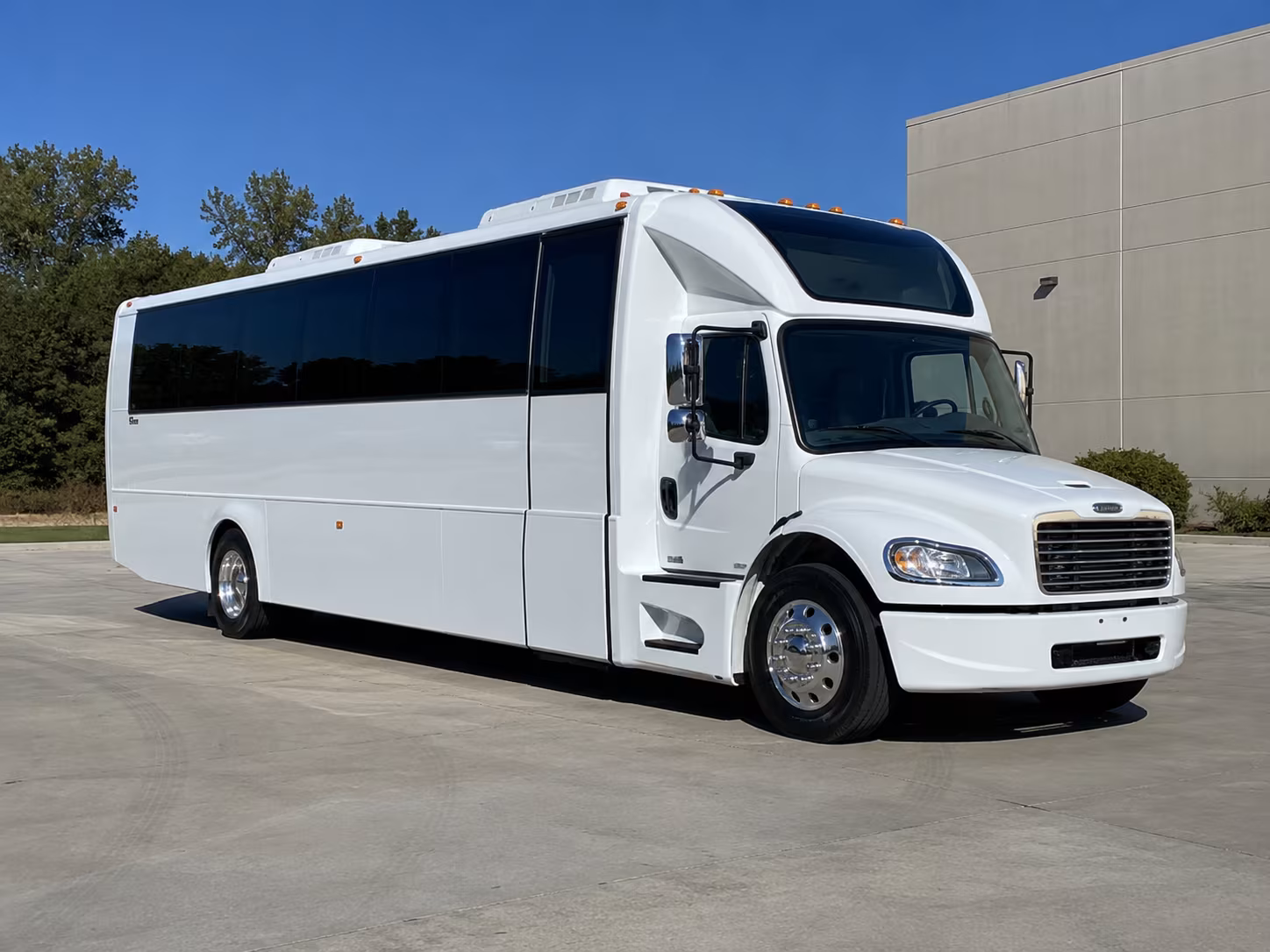 upland 28 passenger party bus